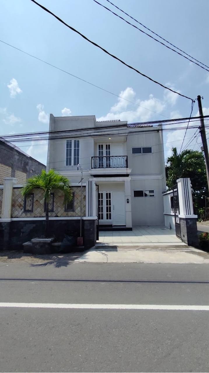 Rumah Cantik 2 Lantai di Kartasura dekat ke Laweyan Solo di Makamhaji, Kartasura, Sukoharjo