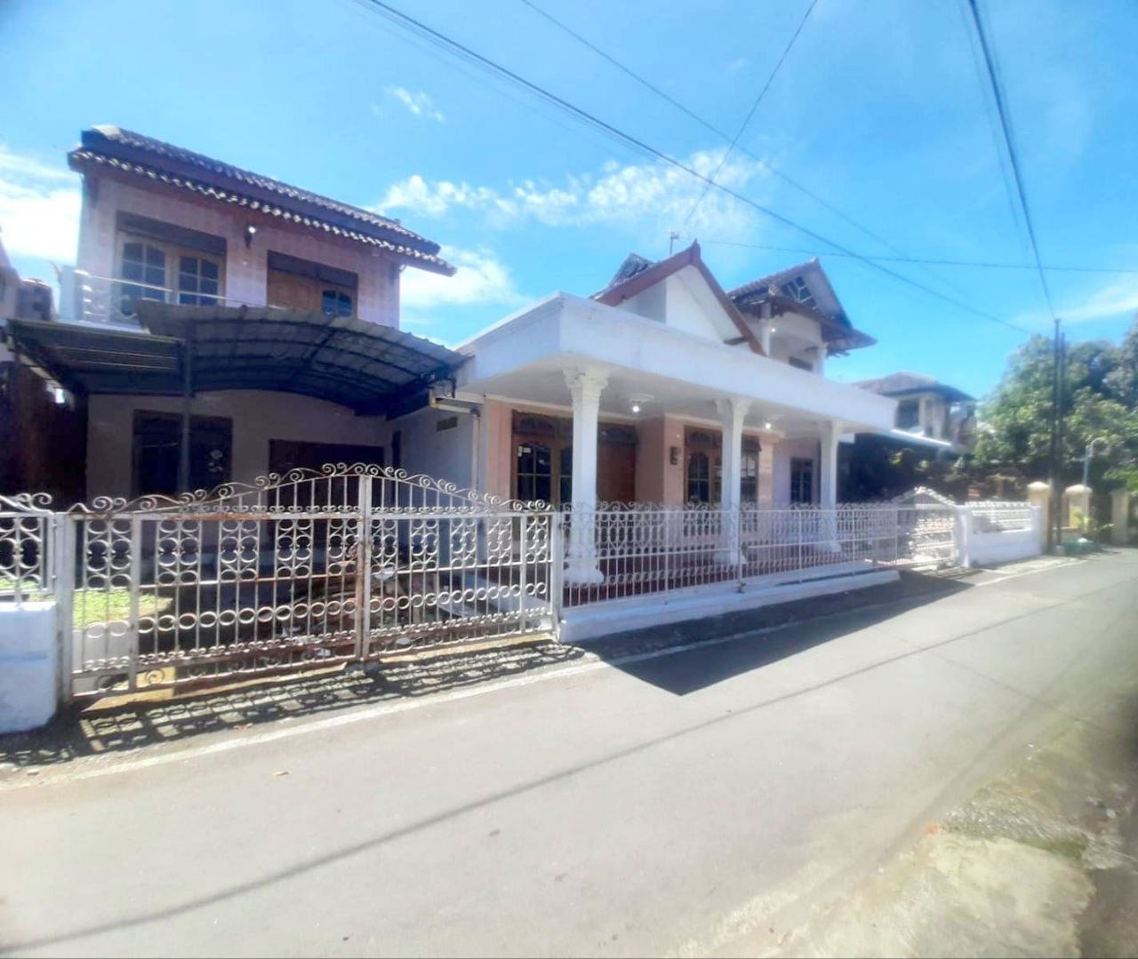Rumah lama di pusat Kabupaten Karanganyar dekat alun-alun di Cangakan, Karanganyar