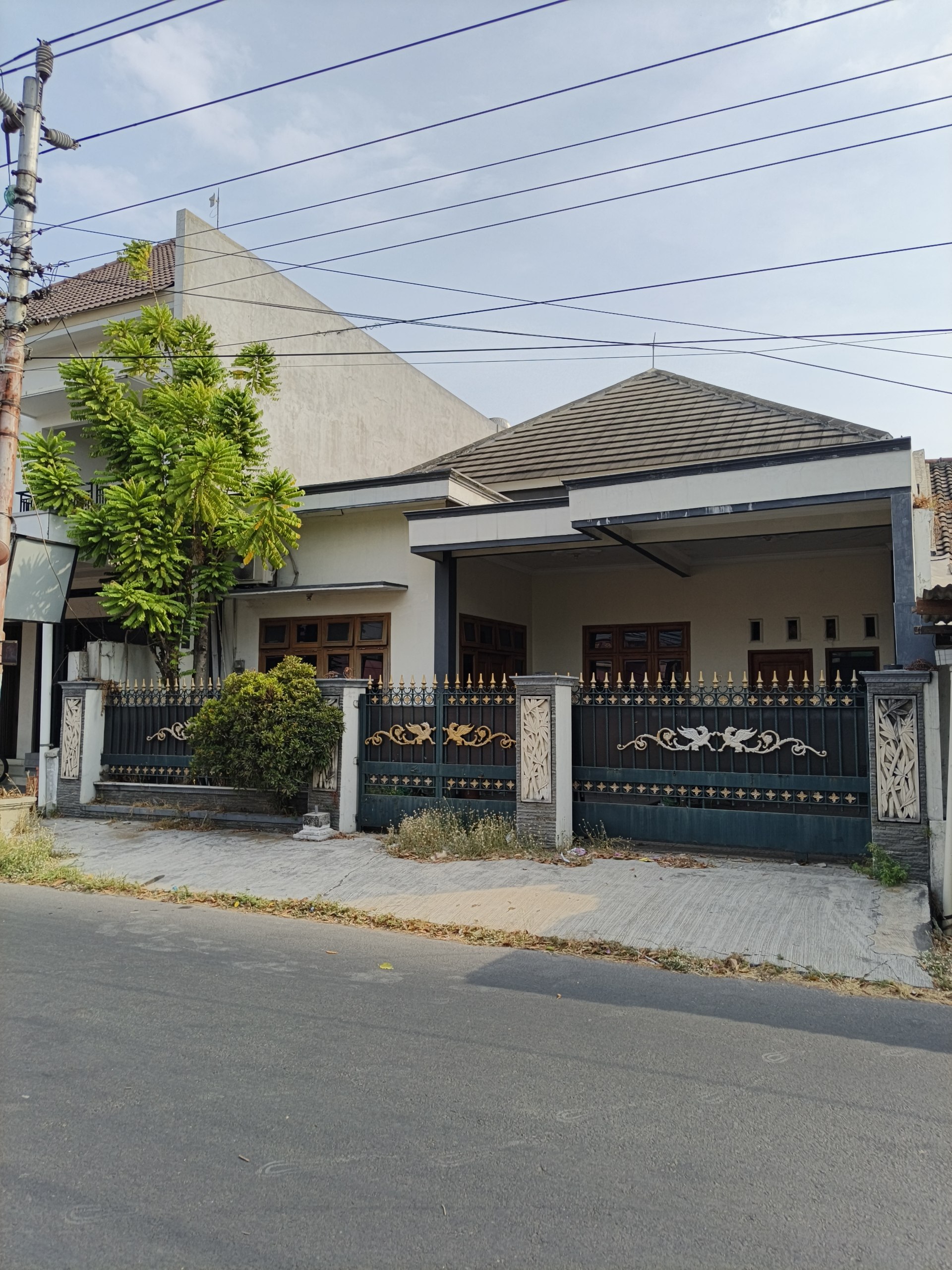Rumah luas di tepi jalan raya, akses mudah, cocok untuk hunian sekaligus kantor atau praktek dokter di Ngringo, Jaten, Karanganyar