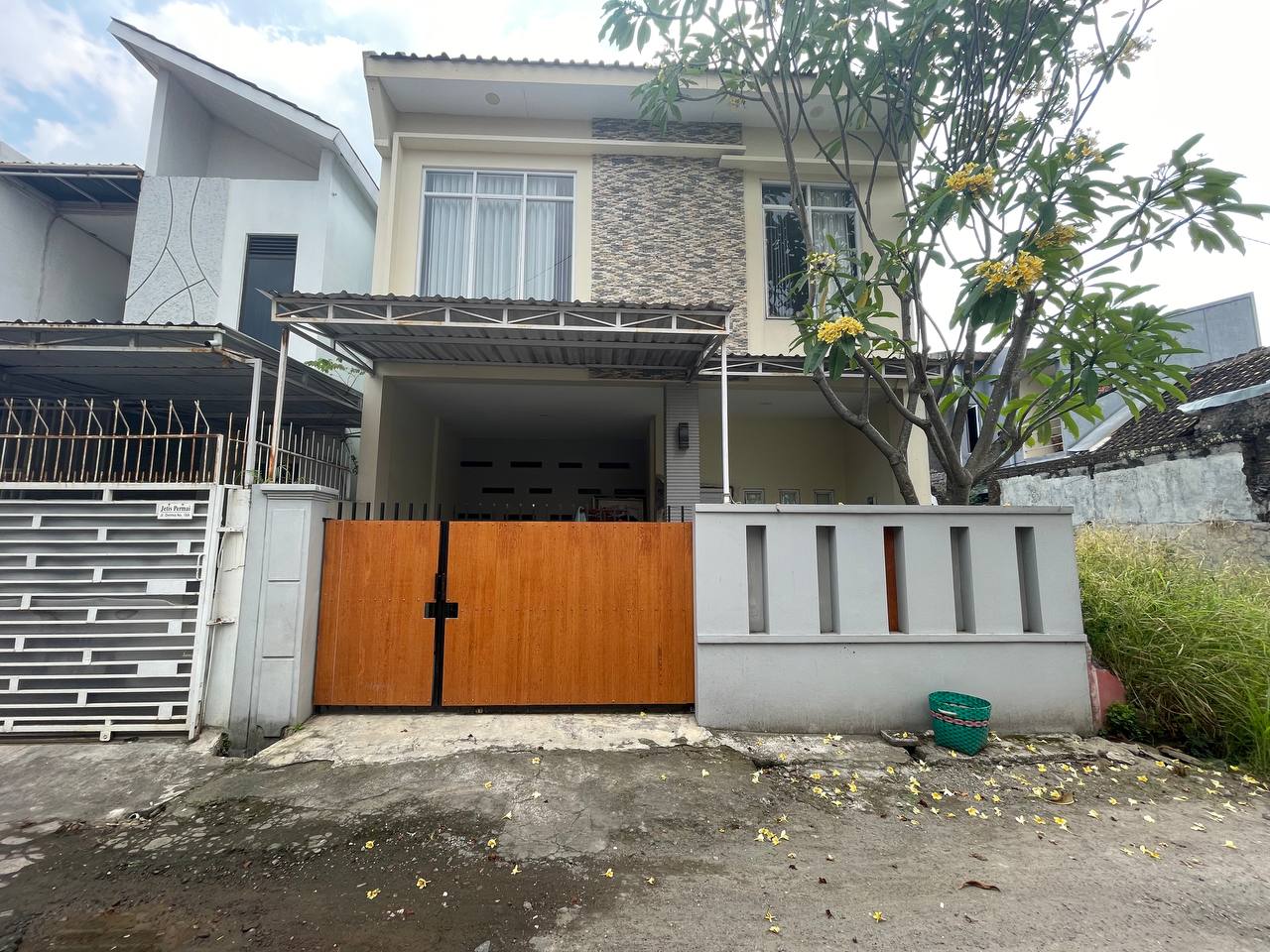 Rumah Bagus 2 Lantai Siap Huni di Kawasan Favorit Gentan dekat ke Laweyan Solo di Gentan, Sukoharjo
