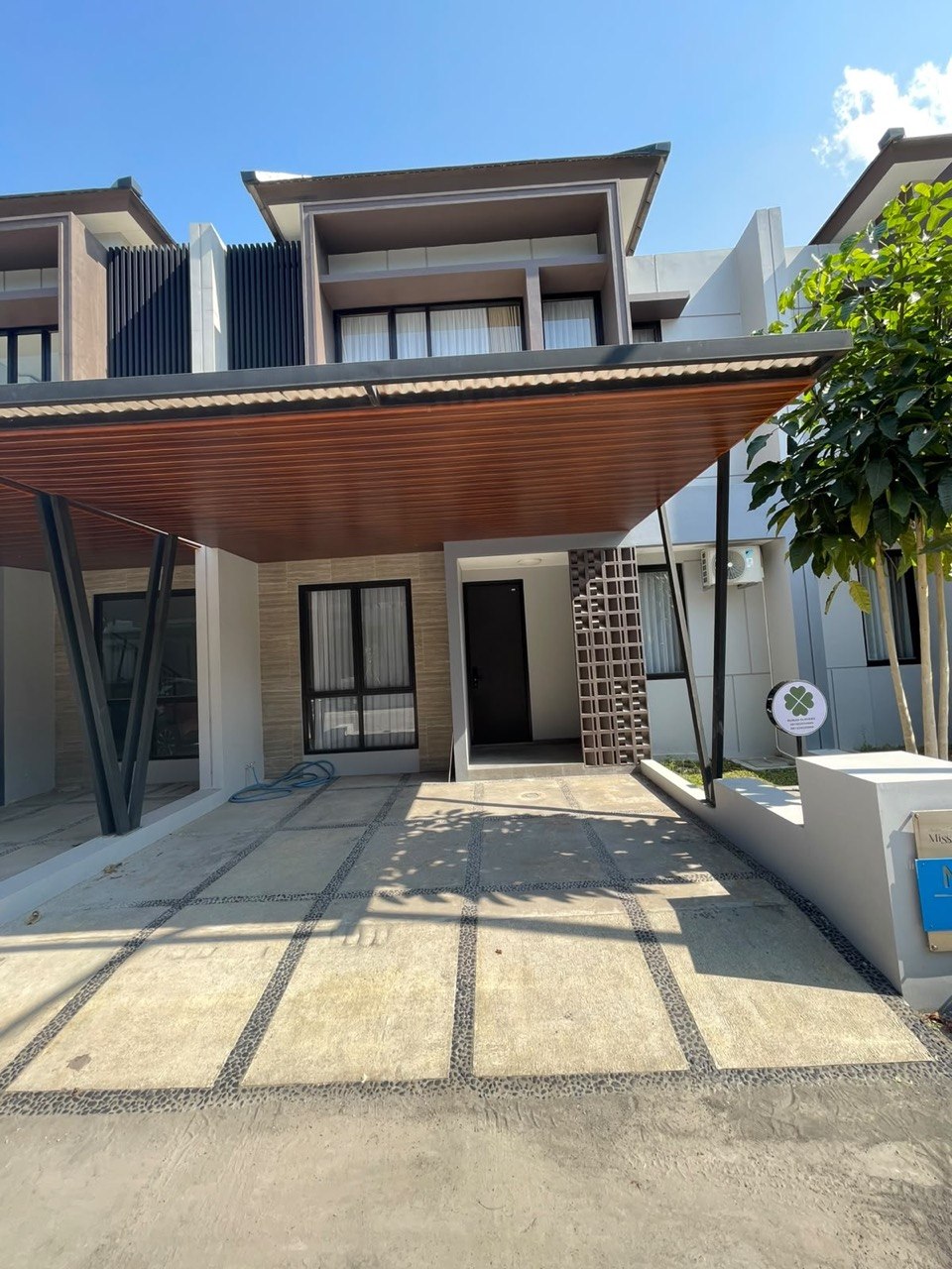 Rumah Cluster Cantik 2 Lantai Disewakan dekat ke kampus UNS dan ISI 2 Solo di Gondangrejo, Karanganyar