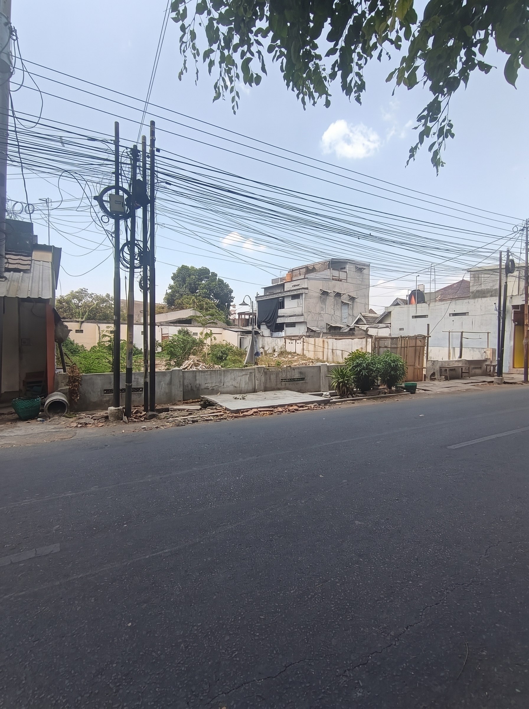 Tanah strategis tepi jalan raya di pusat Kota Solo, dekat Mall & berbagai tempat ternama di Sondakan, Laweyan, Solo